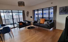 Bel Appartement Contemporain Avec Terrasse Climatisation Et Parking Payant En Option